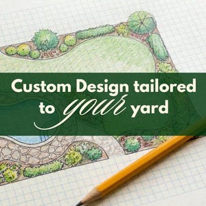 Può includere: Un dettagliato schizzo di progettazione del paesaggio con una matita in primo piano. Il design presenta uno stagno, vegetazione e il testo "Custom Design tailored to your yard" su uno striscione verde.