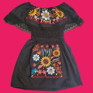 Kleinkind-Mädchen Traditionelle AUTHENTIC MEXICAN Off-Schulter Blumen besticktes Kleid Kleinkind-Mädchen-mexikanische Mädchen Campesina Kleid cinco 5de Mayo