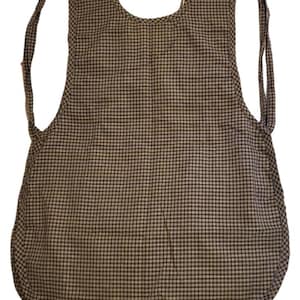 Puede incluir: Un delantal a cuadros marr&oacute;n y beige con lazos para el cuello y la cintura. El delantal tiene un bajo redondeado y un dise&ntilde;o sencillo. La tela parece ser de algod&oacute;n o lino ligero, adecuado para la cocina o la artesan&iacute;a.