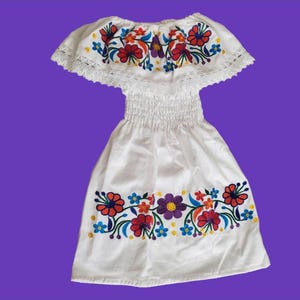 Kleinkind-Mädchen Traditionelle AUTHENTIC MEXICAN Off-Schulter Blumen besticktes Kleid Kleinkind-Mädchen-mexikanische Mädchen Campesina Kleid cinco 5de Mayo