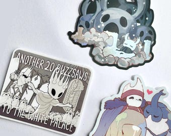 Puede incluir: Tres pegatinas con personajes del videojuego Hollow Knight. La primera pegatina muestra un personaje de caballero blanco con una corona y una espada, de pie frente a un edificio con el texto "Another 20 buzzsaws to the white palace". La segunda pegatina muestra un personaje de caballero blanco con una corona, sentado en un charco de agua con una criatura oscura y sombría detrás. La tercera pegatina muestra un personaje de caballero blanco con una corona, sosteniendo un personaje de escarabajo azul.