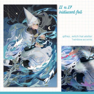 Könnte beinhalten: Ein 28 x 43 cm großer, schillernder Folien-Druck. Er zeigt eine Figur mit Hexenhut und fließenden weißen und blauen Gewändern, mit Regenbogenakzenten. Der Text lautet "qifrey, witch hat atelier".
