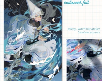 Peut inclure: Impression sur feuille irisée de 28 x 43 cm représentant un personnage avec un chapeau de sorcier et des robes blanches et bleues fluides. Avec des accents arc-en-ciel et le texte "qifrey, witch hat atelier".