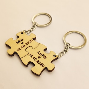 Personalisiertes Interlocking Puzzle Schlüsselanhänger Set mit Namen und Datumsgravur - Passendes Geschenk für Paare - Holz Schlüsselringe