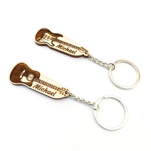 Gepersonaliseerde elektrische / akoestische gitaar houten sleutelhanger / sleutelhanger met aangepaste naamgravure - cadeau voor gitaristen