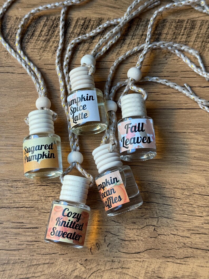 Puede incluir: Cinco peque&ntilde;os frascos de vidrio con tapones de madera y cordones. Cada frasco tiene una etiqueta con un nombre de aroma con tem&aacute;tica oto&ntilde;al: Calabaza azucarada, Latte de especias de calabaza, Hojas de oto&ntilde;o, Gofres de calabaza y nueces y Su&eacute;ter de punto acogedor.