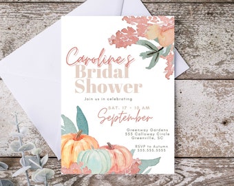Puede incluir: Una invitación a una despedida de soltera con un diseño de acuarela que presenta calabazas y follaje de otoño. La invitación dice "Caroline's Bridal Shower" e incluye la fecha, la hora y la ubicación del evento. También se incluye información de RSVP.