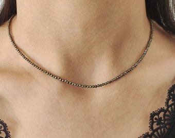 Collier pyrite femme – collier pierre naturelle 2mm – ras de cou doré – bijou minimaliste élégant