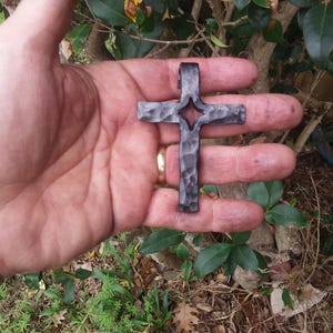 Pequeno pingente de cruz medieval forjado à mão, estilo ferreiro.