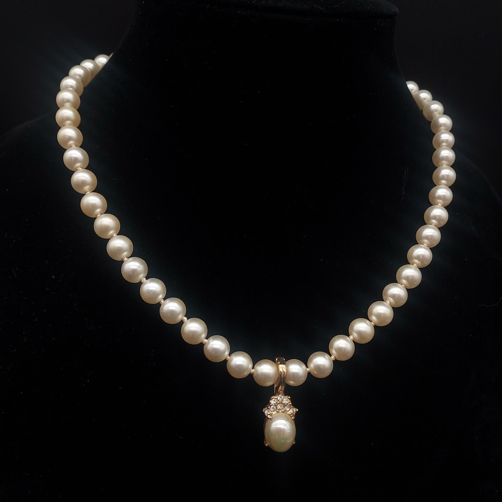 Vintage Roman Brand Faux Pearl Necklace Classic Timeless Vintage Roman Brand Faux Pearl Necklace Classic Timeless
