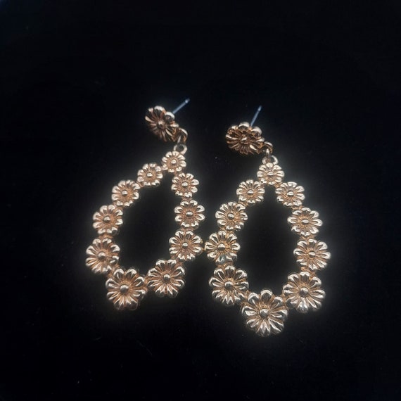 Avon Gold Tone Floral Earrings Dangle Drop Vintag… - image 5