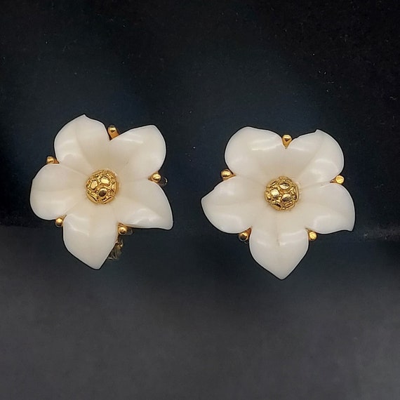 Monet White Flower Clip On Earrings Gold Tone Vin… - image 10