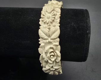 Vintage Japan Carved Plastic Flower Bangle Beige Cream