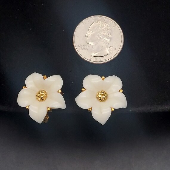 Monet White Flower Clip On Earrings Gold Tone Vin… - image 2