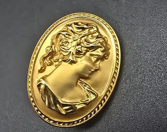 決算SALEで更にお安く❣️美品❣️Liverino Cameo 女性肖像 ブローチ Gold Tone Cameo Brooch Oval Vintage Lady Portrait Costume Jewelry