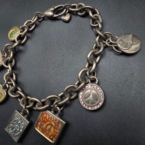 Pulsera con dije del símbolo de la paz de Brighton, tono plateado, bisutería imagen 4