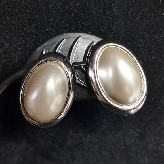 Vintage Richelieu Faux Pearls Clip On Earrings Ov… - image 1