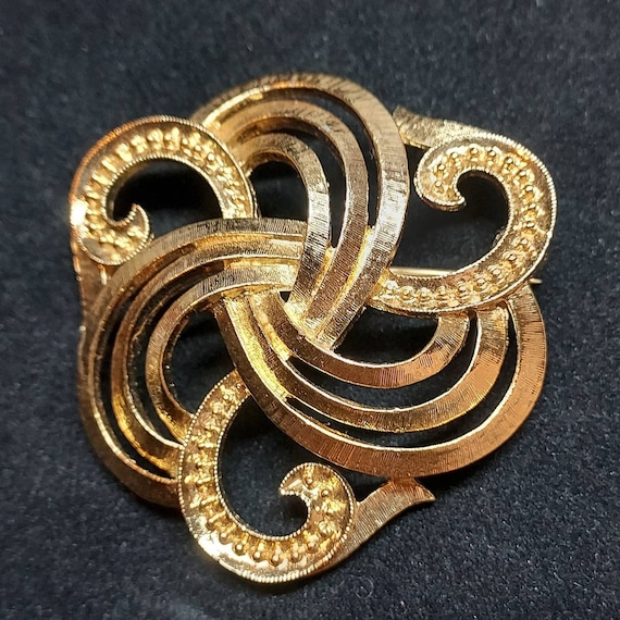 Vintage Monet Gold Tone Knot Shape Brooch Costume Jewelry - Etsy display picture 3