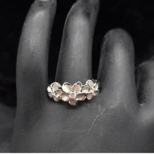 Sterling Silver Rose Flower Rose Ring | Handmade Jewellery Ethically Sourced And Made In The UK | Magnolia Restrepo - Foto 11