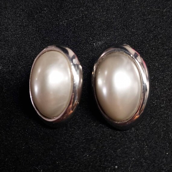 Vintage Richelieu Faux Pearls Clip On Earrings Ov… - image 3