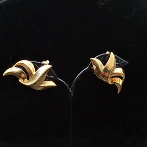 Trifari Gold Tone Leaf Clip On Earrings Reeds Leaves Vintage Costume Jewelry