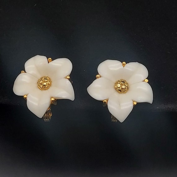 Monet White Flower Clip On Earrings Gold Tone Vin… - image 9