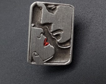 Romantic Couple Brooch Pin Hollywood Kiss Movie Scene Esther Fuhrman NOS
