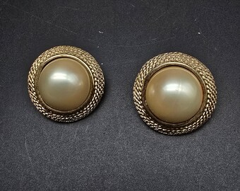 Cute Gold Tone Faux Pearl Teddy Bear Post Earrings - Etsy Vintage Teddy Bear Earrings with Pearl Post - EUC 🧸 main image 0