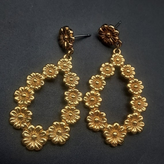 Avon Gold Tone Floral Earrings Dangle Drop Vintag… - image 1