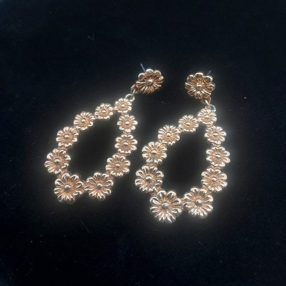 Avon Gold Tone Floral Earrings Dangle Drop Vintag… - image 6