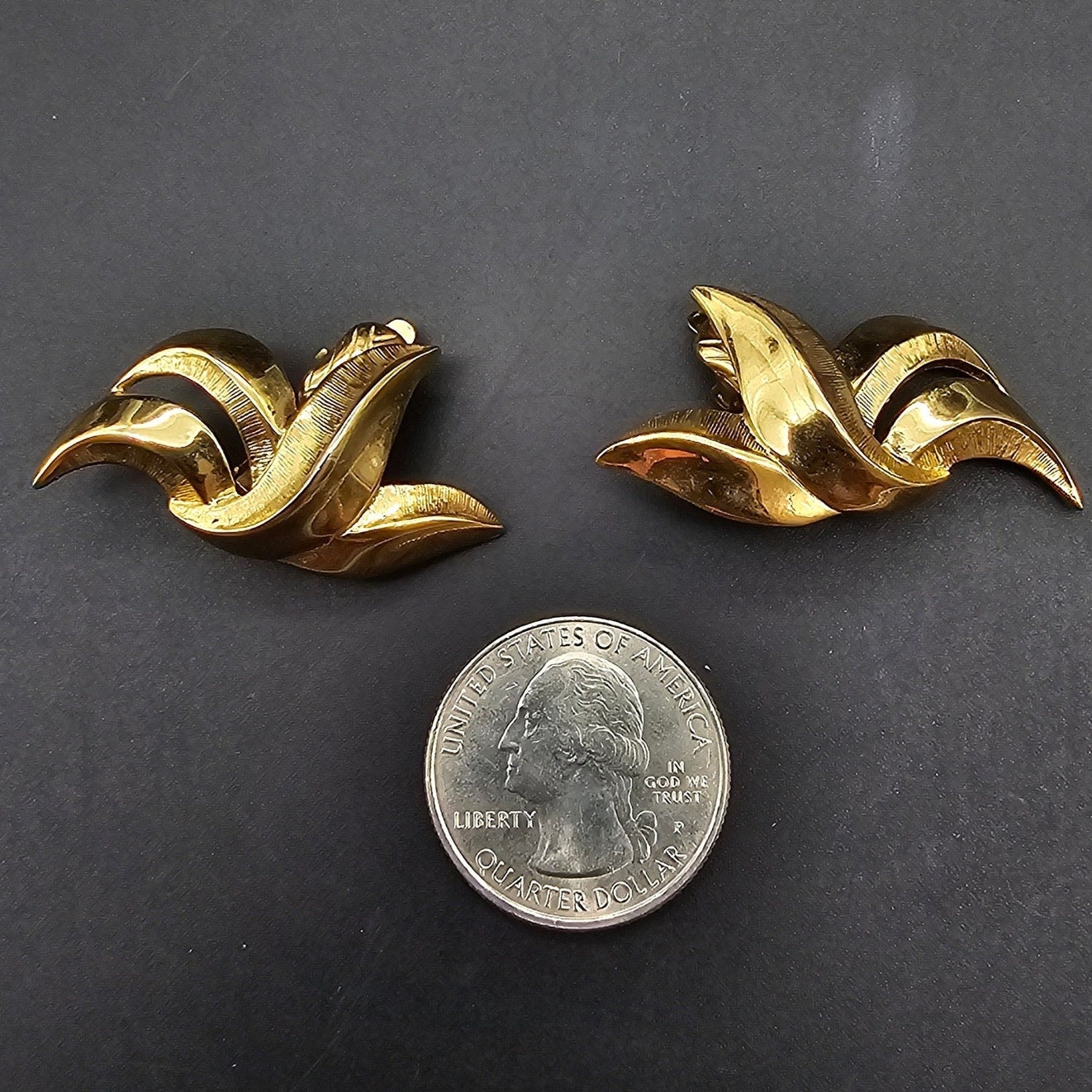 Trifari Gold Tone Leaf Clip on Earrings Reeds Leaves Vintage  display picture 2