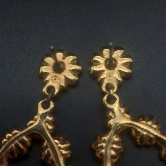 Avon Gold Tone Floral Earrings Dangle Drop Vintag… - image 4