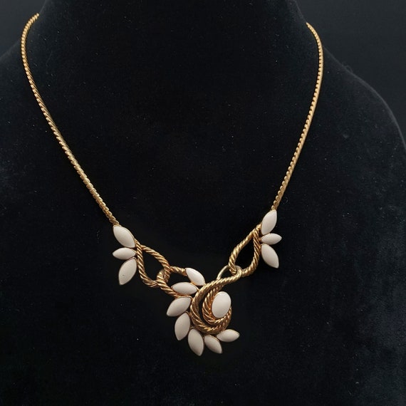 Rare Trifari Gold Tone Necklace White Floral Desig