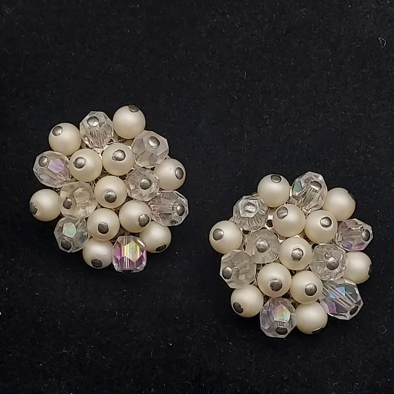 Vintage Japan Faux Pearl Beaded Cluster Clip Ojn Earrings  display picture 1
