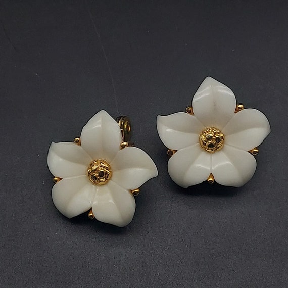 Monet White Flower Clip On Earrings Gold Tone Vin… - image 3