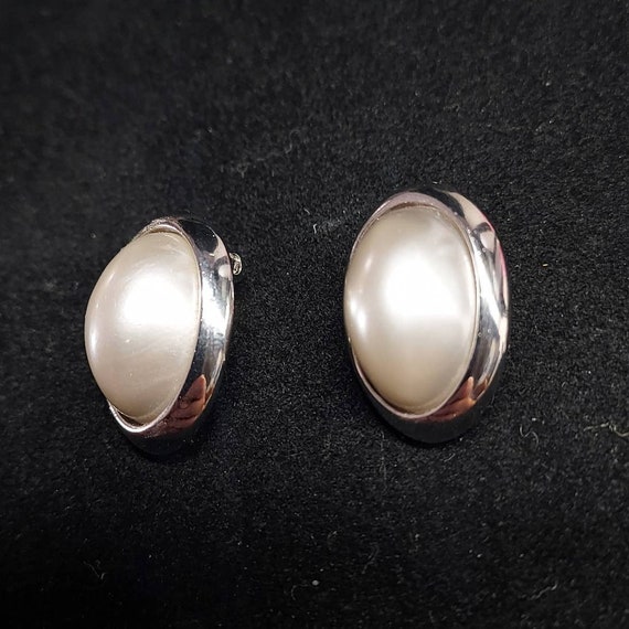 Vintage Richelieu Faux Pearls Clip On Earrings Ov… - image 5