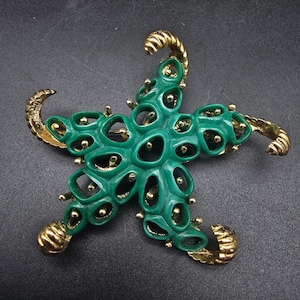 Green Starfish Brooch Star Fish Gold Tone Vintage Beachy Summer Costume JEwelry