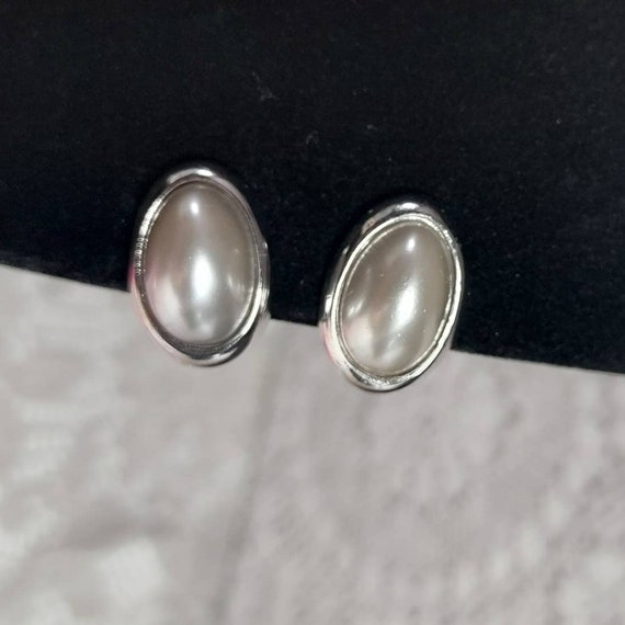 Vintage Richelieu Faux Pearls Clip On Earrings Ov… - image 9