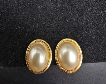 Pendientes de clip Napier con perlas de imitación en tono dorado, joyería vintage ovalada