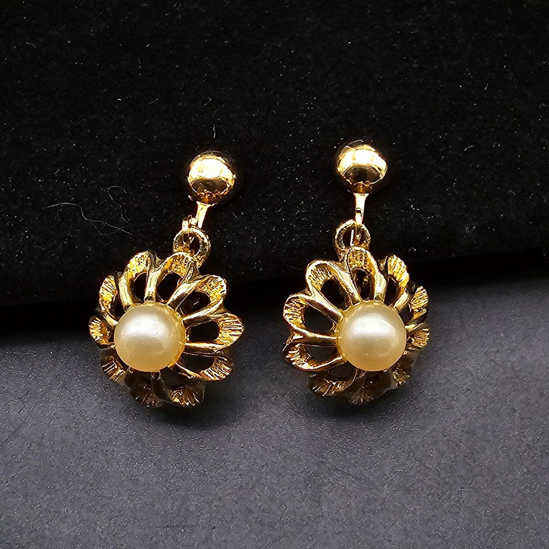 ◆VINTAGE HOLLYWOOD◆ Texture Pearl Flower Earrings VH249OEA Mother-of-Pearl and .20 ct. t.w. White Topaz Flower