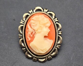 決算SALEで更にお安く❣️美品❣️Liverino Cameo 女性肖像 ブローチ 決算SALEで更にお安く❣️美品❣️Liverino Cameo 女性肖像 ブローチ