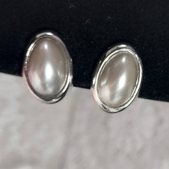 Vintage Richelieu Faux Pearls Clip On Earrings Ov… - image 10