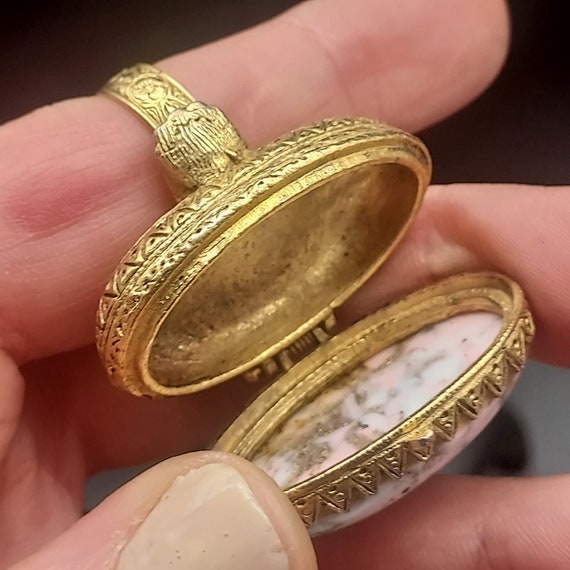 Vintage Poison Box Ring Pink Stone Gold Tone Adju… - image 3