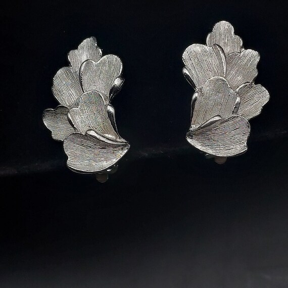 Judy Lee Clip On Earrings Silver Tone Textured Le… - image 4