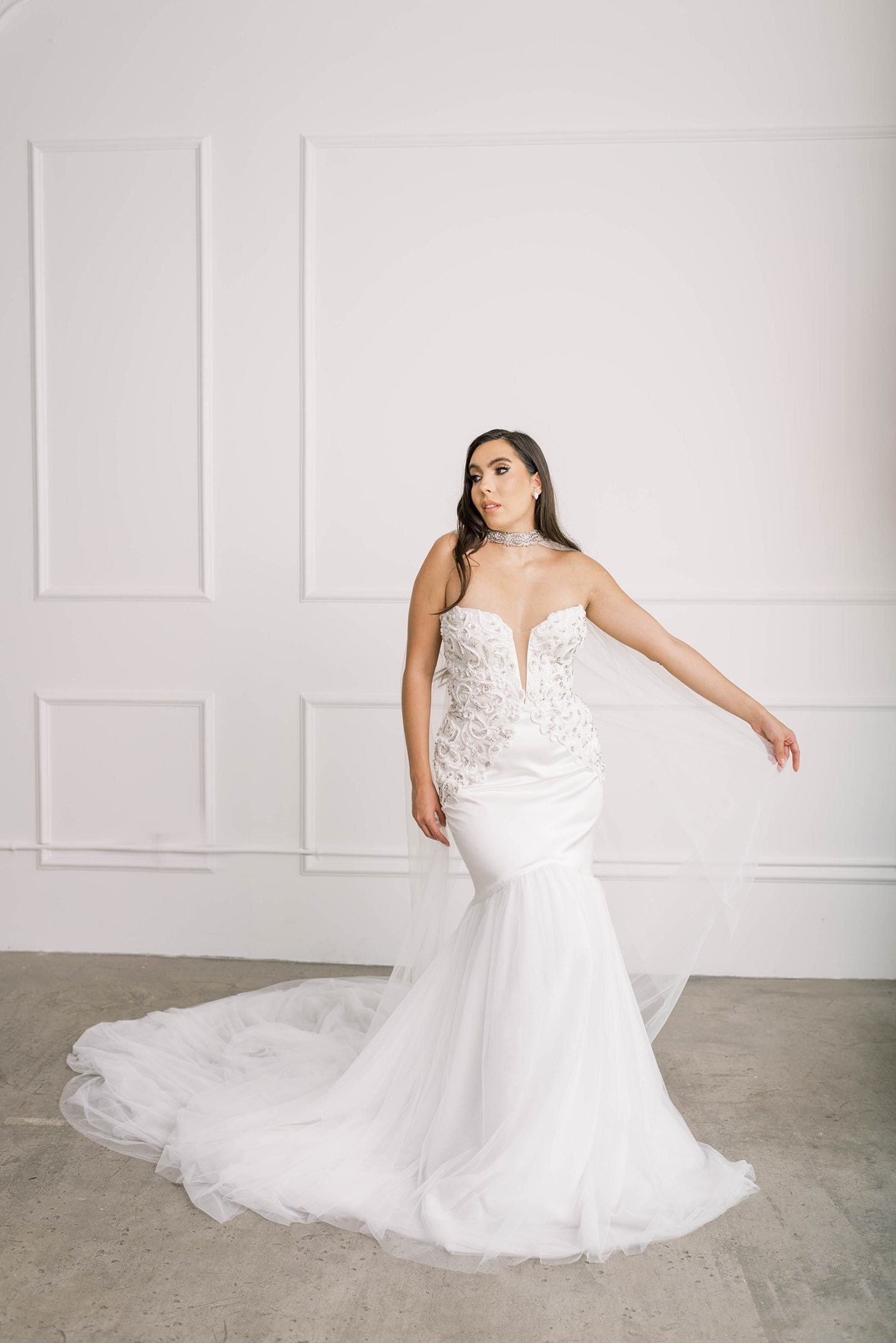 結婚式　ドレス　undresd one tone cape dress Piers Embroidered Cape Gown | Tadashi Shoji