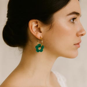 Emerald green resin flower earrings – Trendy gold hoop earrings, handmade jewelry, original gift idea