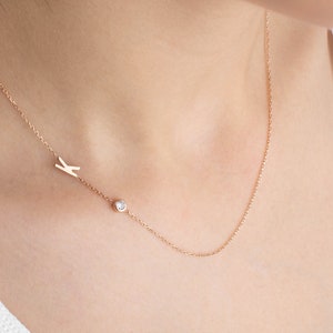 Collier initial avec pierre de naissance, collier initial latéral, bijoux lettre personnalisés, pendentif monogramme en or, Noël, anniversaire, cadeau de nouvelle maman
