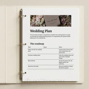 Op de afbeelding: Een witte ringband met een checklist voor het plannen van een bruiloft. Het document bevat een routekaart met taken, status en notities. Boven aan de pagina staat een bloemenontwerp en de woorden "Save the Date".