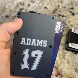 Las Vegas Raiders Player Jersey Metall Geldbörse | Einzigartiges Fußball Fan Accessoire für Karten & Bargeld | Geschenk für Raiders Fans | Ehemann Geschenk