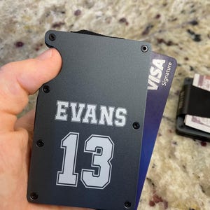 Cartera de metal con la camiseta del jugador de los Tampa Bay Buccaneers/Accesorio exclusivo para fanáticos del fútbol para tarjetas y efectivo/Regalo para fanáticos de los Buccaneers/Regalo para esposos